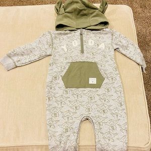 GAP - Star Wars Yoda Onesie super cute 18 - 24 Months color grey and green.